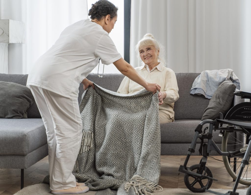 درباره ما 8 doctor taking care senior woman home