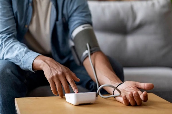 نحوه گرفتن فشار خون در منزل با دستگاه عقربه ای و دیجیتال-درمان در منزل